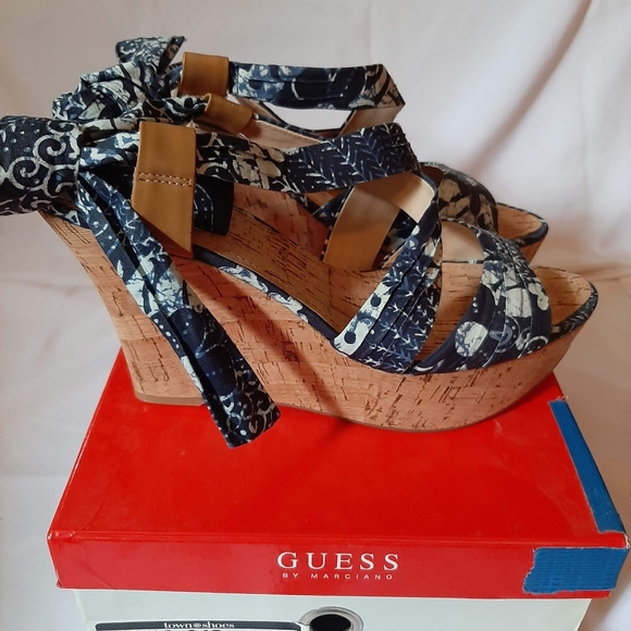 GUESS SHOES, NWOT,Size 10, navy and white, ORIGINAL BOX - Picture 4 of 4